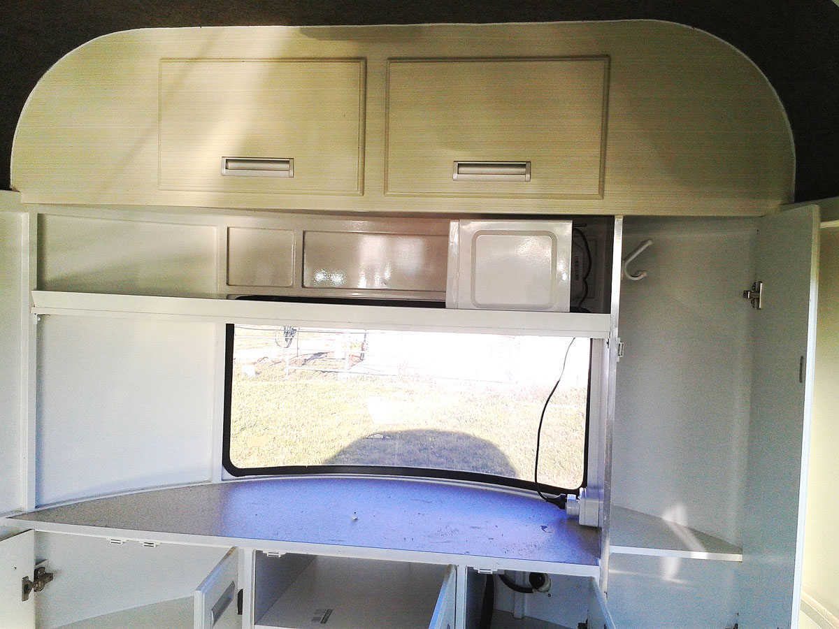 Put kitchen and shelves in horse float