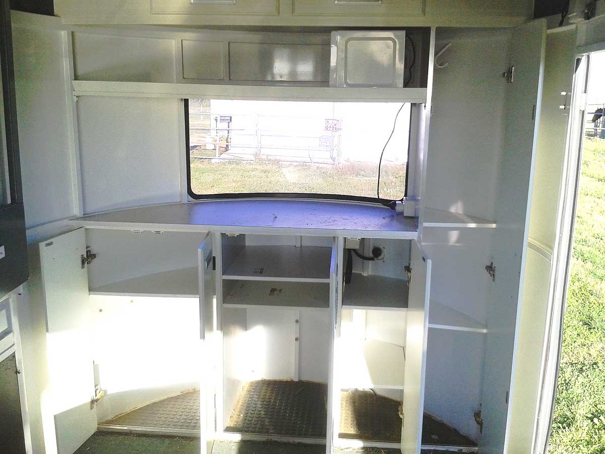 Put kitchen and shelves in horse float